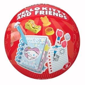 Puede incluir: Una esfera roja con el texto "Hello Kitty and Friends". Contiene artículos de papelería en miniatura, como un cuaderno con diseño de Cinnamoroll, un lápiz y otros accesorios. El conjunto está etiquetado como "Serie 3".