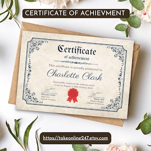 Könnte beinhalten: Ein Zertifikat über die erfolgreiche Teilnahme an einem Training vom 1. August bis 30. Oktober 2025, ausgestellt an Charlotte Clark. Das Zertifikat hat ein Vintage-Design mit einem roten Band und blauen und schwarzen Verzierungen.