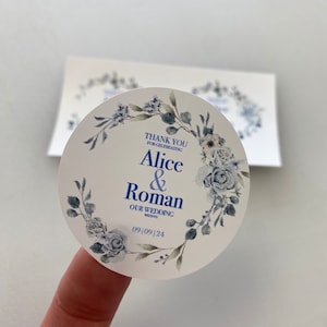 Stoffige blauwe bloemen bloemenstickers | Elegante bruiloft I Natuurthema Initiaal en ontwerp I Gepersonaliseerde tekst Datum Namen I Babyshower Vrijgezellenfeest