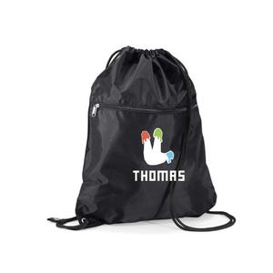 Peut inclure: Sac &agrave; cordon noir avec le nom "THOMAS" en lettres blanches. Le sac pr&eacute;sente un motif blanc avec des gouttes de peinture rouge, verte et bleue. Il comprend une poche zipp&eacute;e et des cordons noirs. Fabriqu&eacute; en mat&eacute;riau durable.