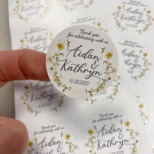 Buttercup Wildblumen I Exquisites Blumenmuster | Hochzeit und besondere Anlässe Personalisierte runde Kreisetiketten