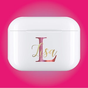 Può includere: Custodia bianca per Airpods con un adesivo in lamina dorata e rosa che dice "Lisa".