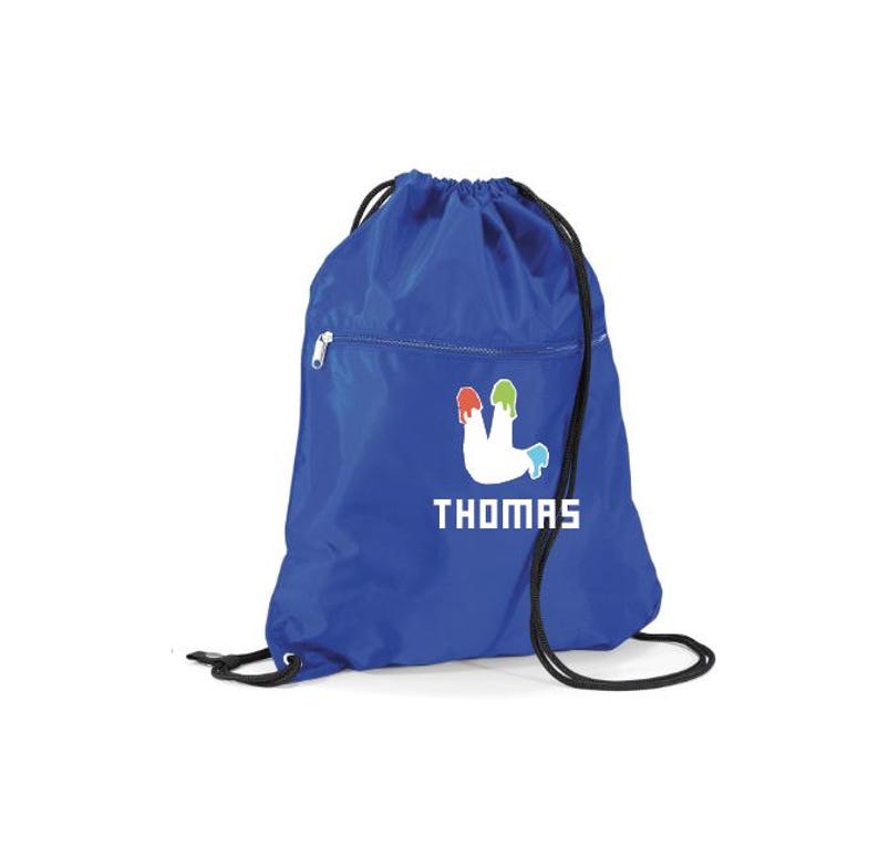 Peut inclure: Un sac &agrave; cordon bleu roi avec un motif blanc de gouttes de peinture rouge, verte et bleue. Le nom "THOMAS" est imprim&eacute; en lettres blanches en dessous. Le sac a une poche zipp&eacute;e et des cordons noirs.