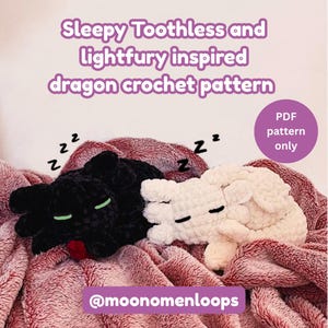 Puede incluir: Un patrón de crochet de dragón negro y blanco inspirado en Desdentado y Furia Luminosa, descansando sobre una manta rosa. El texto dice "Sleepy Toothless and lightfury inspired dragon crochet pattern". El patrón está disponible en PDF.