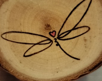 Aimant coeur de libellule sur bois brûlé et peint coeur rose irisé brillant cadeau pour amoureux de la nature