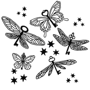 Könnte beinhalten: Schwarz-weiß-Illustration von fünf schlüsselförmigen Schmetterlingen und Libellen mit Sternen, die um sie herum verstreut sind.