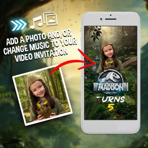 Puede incluir: Un smartphone muestra una invitación de video personalizada con la foto de un niño y el texto "MADISON TURNS 5". La invitación tiene un tema de Jurassic Park con un logotipo de dinosaurio. La imagen también muestra una foto y el texto: "AÑADE UNA FOTO Y/O CAMBIA LA MÚSICA A TU INVITACIÓN DE VIDEO."
