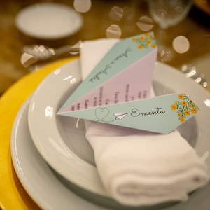 Hochzeitsmenü in Form eines Papierflugzeugs, Vorlage für ein Hochzeitsmenü, druckbares Hochzeitsmenü, Menü zum Thema Reise