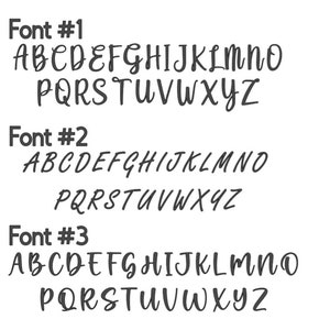 Op de afbeelding: Op een witte achtergrond worden drie verschillende cursieve lettertypen getoond. Elk lettertype toont het alfabet van A tot Z. De tekst "Font #1", "Font #2" en "Font #3" staan boven elk alfabet.