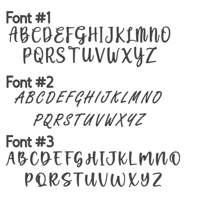 Op de afbeelding: Op een witte achtergrond worden drie verschillende cursieve lettertypen getoond. Elk lettertype toont het alfabet van A tot Z. De tekst "Font #1", "Font #2" en "Font #3" staan boven elk alfabet.
