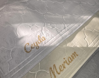 Gebetsteppich Bester Qualität  Rutschfest mit Namen Gestickt Gepolstert