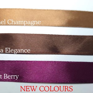 Pu&ograve; includere: Primo piano di tre nastri di raso nei colori Caramel Champagne, Mocha Elegance e Velvet Berry. Il testo "NEW COLOURS" &egrave; visualizzato in rosso. Adatto per lavori artigianali e decorazioni.