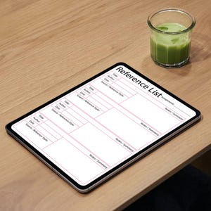 Puede incluir: Una tableta digital blanca con una cuadr&iacute;cula rosa y el texto "Reference List" en la parte superior. La tableta est&aacute; sobre una superficie de madera marr&oacute;n claro.