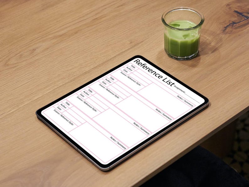 Puede incluir: Una tableta digital blanca con una cuadr&iacute;cula rosa y el texto "Reference List" en la parte superior. La tableta est&aacute; sobre una superficie de madera marr&oacute;n claro.