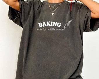 Camiseta "Hornear hace la vida un poco más dulce", camiseta para hornear, camiseta de panadero, camiseta con frase sobre hornear, camiseta para panaderos, linda repostería