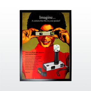 Vintage Werbeplakat: Taschenkamera. 1970s Retro Style Kunstdruck (UNGERAHMT)