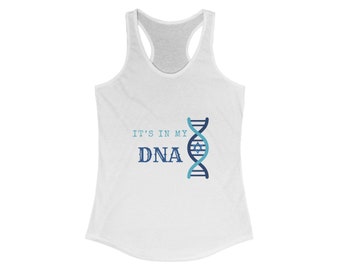 It's in My DNA レディース レーサーバックタンクトップ、スリムフィットタンクトップ、軽量タンクトップ、スポーティ ユダヤタンクトップ、ユダヤグラフィックタンクトップ、ノースリーブトップ