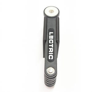 Pu&ograve; includere: Un lucchetto per bici pieghevole nero con la scritta "LECTRIC" stampata in bianco. Il lucchetto &egrave; composto da una serie di barre metalliche collegate e ha un terminale circolare bianco. Il lucchetto &egrave; progettato per proteggere una bicicletta.