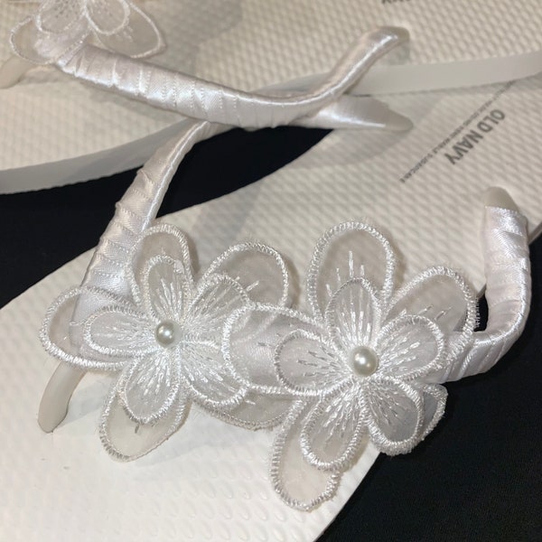 Wedding Flip Flops, Beach Wedding Flip Flops, Flower Sandals, Beach Wedding Sandals, White Bridal Flip Flops, Beach Bride, Pearl Flowers