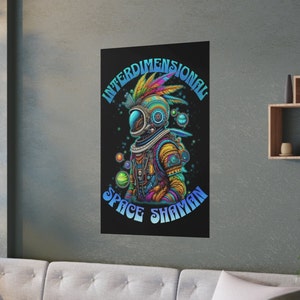 Könnte beinhalten: Ein lebendiges Poster mit einem Astronauten mit einem farbenfrohen, tribal inspirierten Design. Der Helm und der Anzug des Astronauten sind mit komplizierten Mustern und Federn verziert. Der Text "INTERDIMENSIONAL SPACE SHAMAN" ist in einer stilisierten Schrift geschrieben.