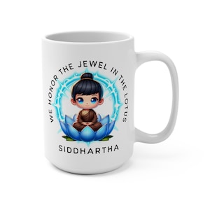 Puede incluir: Taza de cerámica blanca con una ilustración de dibujos animados de una figura meditando sentada en una flor de loto azul. La taza tiene el texto "WE HONOR THE JEWEL IN THE LOTUS" y "SIDDHARTHA" en un diseño circular.