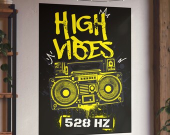 Puede incluir: Un póster negro con un diseño de boombox amarillo y texto. Las palabras "HIGH VIBES" están escritas en estilo graffiti, con "528 HZ" debajo. El boombox es amarillo con detalles en negro.