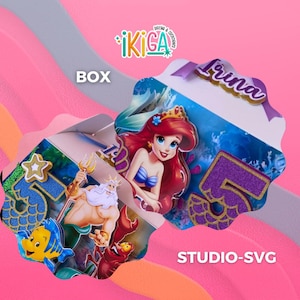 Puede incluir: Dos cajas de regalo de fiesta con el tema de Ariel La Sirenita. Una caja presenta a Ariel y la otra caja presenta al Rey Tritón, Sebastián y Flounder. Ambas cajas tienen un número 5 morado con detalles de purpurina dorada.
