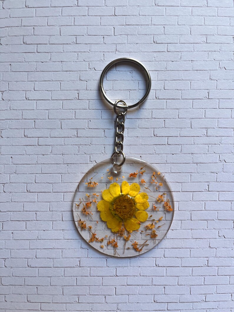 Pressed Powder On Key Chain Pressed Flower Keychain - Acrylic Keychain With Real Flowers and Sealed ...