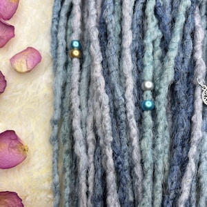 Ocean Breeze set getextureerde dreadlocks in blauw- en zilvertinten | Handgemaakte synthetische hairextensions | DE- of SE-dreads