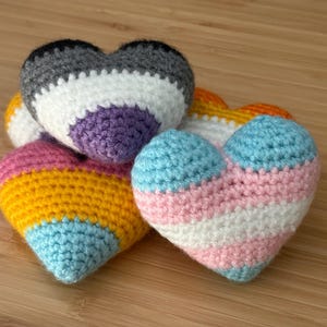 Handgemaakte gehaakte pluche hart | Pride Flag amigurumi stressspeelgoed | LGBTQ+ queer cadeau