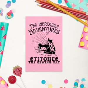 Carte postale de chat Les incroyables aventures de Stitches the Sewing, oeuvre d'art originale, impression de passionné de couture, carte de collègue qui aime les chats
