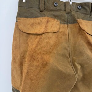 Pantalones de caza dobles Filson, lona de algodón encerado, color verde oliva/marrón claro, para hombre, fabricados en EE. UU., talla 36x31. imagen 4