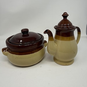 Puede incluir: Un letrero de madera rústico con el texto "Welcome to our home" en letras blancas. El letrero presenta un acabado envejecido y un diseño simple y acogedor, ideal para la decoración de la puerta principal.