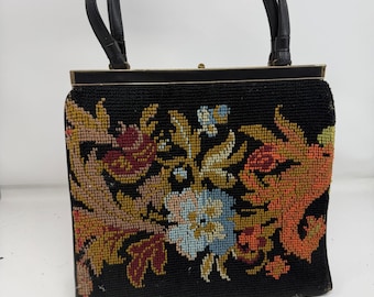 Bolso de mano Vintage After Five L&M con marco de bordado floral negro y asa dorada.