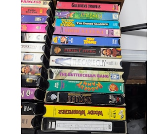 Lote de películas VHS vintage con estuche de almacenamiento de 2 cajones con acabado imitación madera de Batman Disney