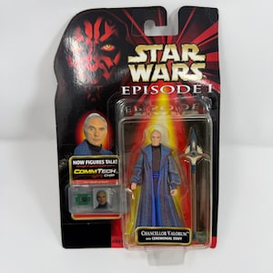 Könnte beinhalten: Star Wars Episode I Kanzler Valorum Actionfigur in Originalverpackung. Die Figur trägt eine blaue Robe und hält einen zeremoniellen Stab. Die Verpackung zeigt Darth Maul und den Text "NOW FIGURES TALK! COMMTECH CHIP."