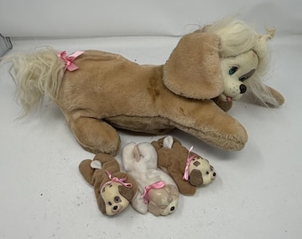 Peluche vintage de Hasbro Puppy Surprise Monique color canela con 3 cachorros, modelo 8800, año 1991.