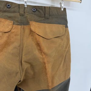 Pantalones de caza dobles Filson, lona de algodón encerado, color verde oliva/marrón claro, para hombre, fabricados en EE. UU., talla 36x31. imagen 7