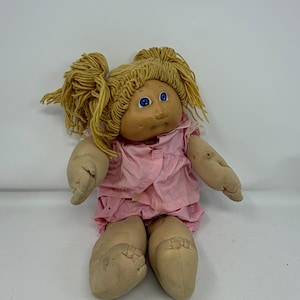 Vintage 1985 Cabbage Patch Kids docka blont garn hår blå ögon rosa outfit 80-tal