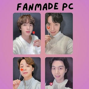 Puede incluir: Imagen promocional para una "Solo Merch Box" con cuatro fotos de personas sosteniendo piruletas en forma de corazón. El texto "SOLO MERCH BOX" y "FANMADE PC" están en la parte superior. La parte inferior de la imagen tiene el texto "lovelyzstudio".