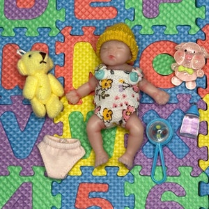 Mini muñeca de silicona de 3 pulgadas con accesorios