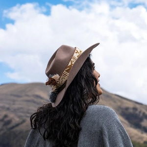 Grey colored andean hat, Fedora hat, Peruvian artisan-made hat, Felt and alpaca mixed hat, Inka- q&#39;ero woven band hat, Sustainable hat