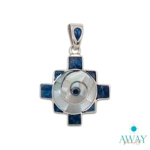 Puede incluir: Colgante de plata de ley con una cruz azteca azul y blanca con un centro de nácar. La cruz es un símbolo de las cuatro direcciones y el centro representa la unidad de todas las cosas.