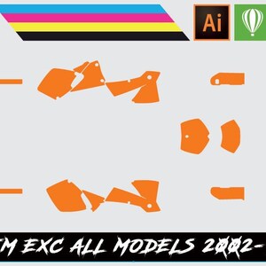 Op de afbeelding: Een illustratie van oranje motorfietsstickers voor KTM EXC-modellen uit 2002-2003. Het ontwerp wordt weergegeven op een lichtgrijze achtergrond met het "MX VECTOR" logo linksboven. De afbeelding bevat ook de tekst "1:1 REAL SCALE".