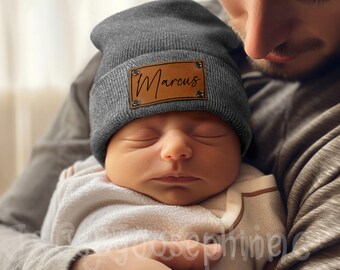 Sombrero de gorro de bebé personalizado, gorro de bebé recién nacido, sombrero de adulto para niños pequeños, sombrero de bebé de punto, nombre personalizado sombrero de parche de cuero vegano