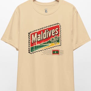t-shirt vintage carte postale des Maldives - ambiance de plage, style estival, vêtements de vacances tropicales, t-shirt unisexe, vêtements de la vie insulaire, cadeau parfait