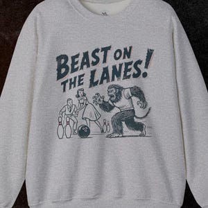 Retro Beast on the Lanes-sweatshirt, grappige bowling ronde hals, uniseks cadeau voor bowlers, retro bowling-T-shirt, humor sweater
