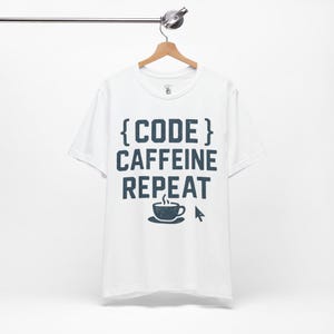 Camiseta Code Caffeine Repeat: Camiseta engraçada de programador imagem 2