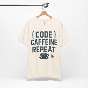 Camiseta Code Caffeine Repeat: Camiseta engraçada de programador imagem 3