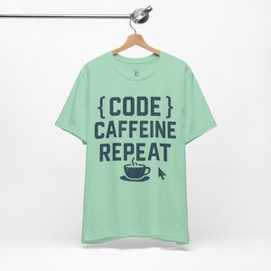 Camiseta Code Caffeine Repeat: Camiseta engraçada de programador imagem 4